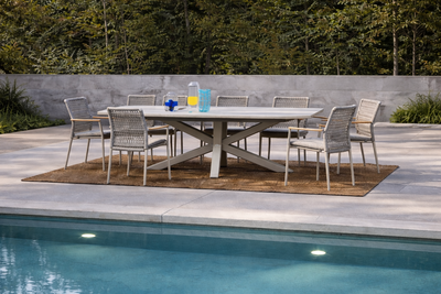 Elegantes Abendessen am Pool